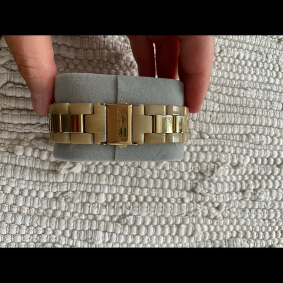 Michael kors mother of pearl watch - Picture 4 of 6